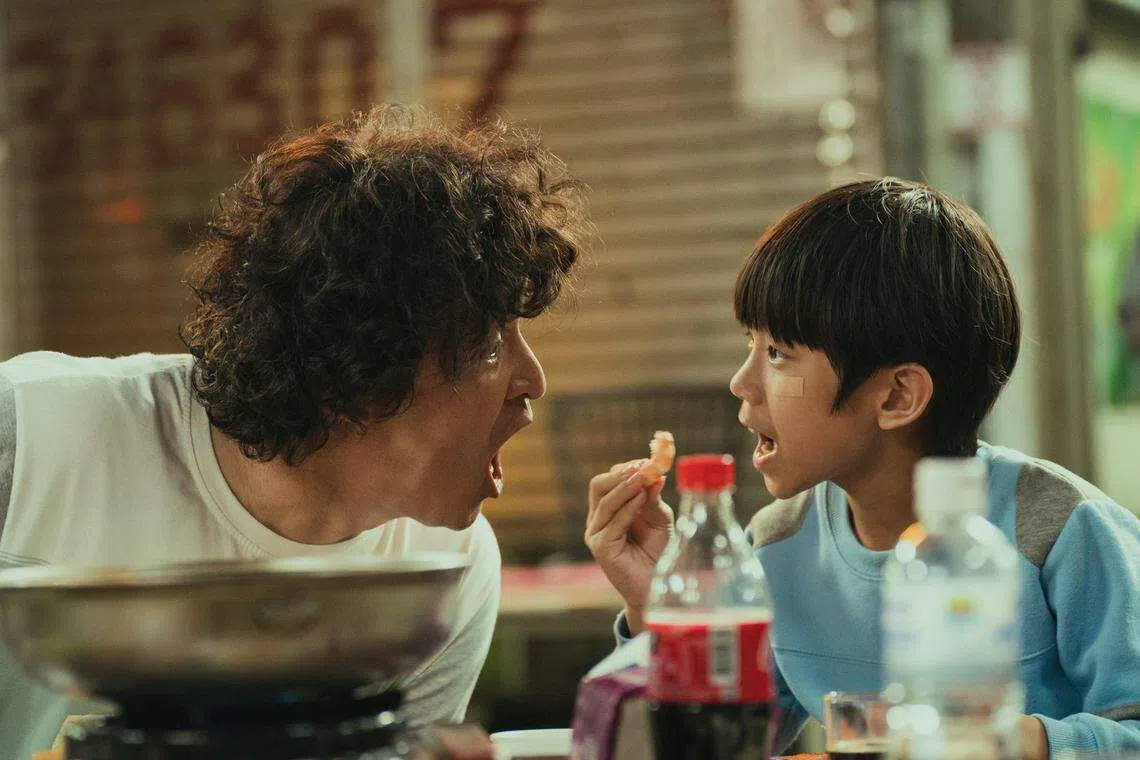 《做工的人电影版》李铭顺（左）与唐浩哲演出父子，有温馨和搞笑的互动。（第11届新加坡华语电影节提供）