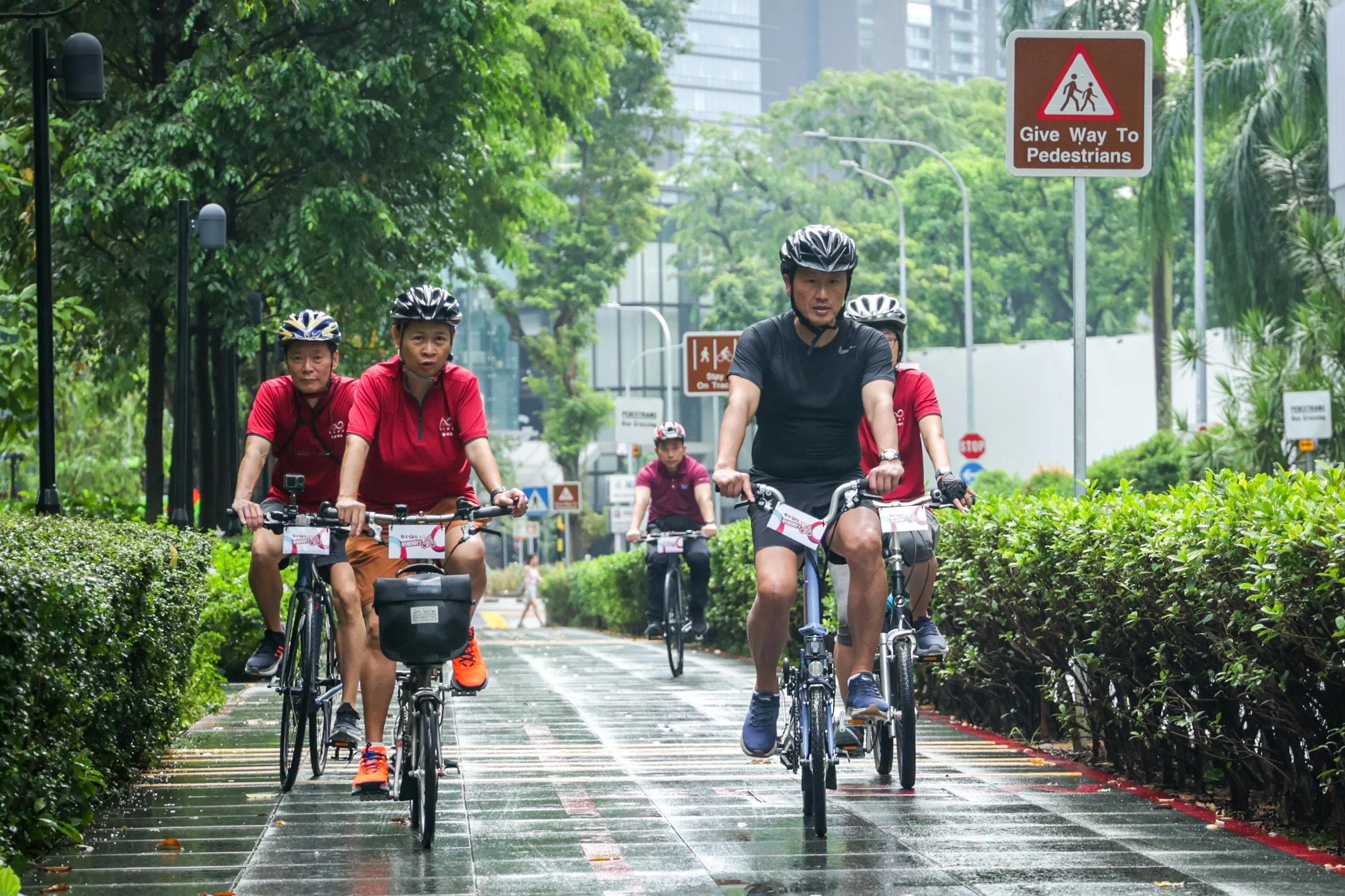 早报骑行通过多媒体呈现方式，包括用互动地图、视频等等，和读者一起探索早期报馆街和狮城文史点滴。图为《联合早报》执行总编辑韩咏梅（左二）、卫生部长王乙康（右二），以及总编辑吴新迪（左一）参与骑行活动。（档案照片）