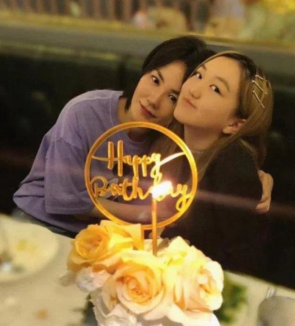 王菲和女儿李嫣感情要好。（互联网）