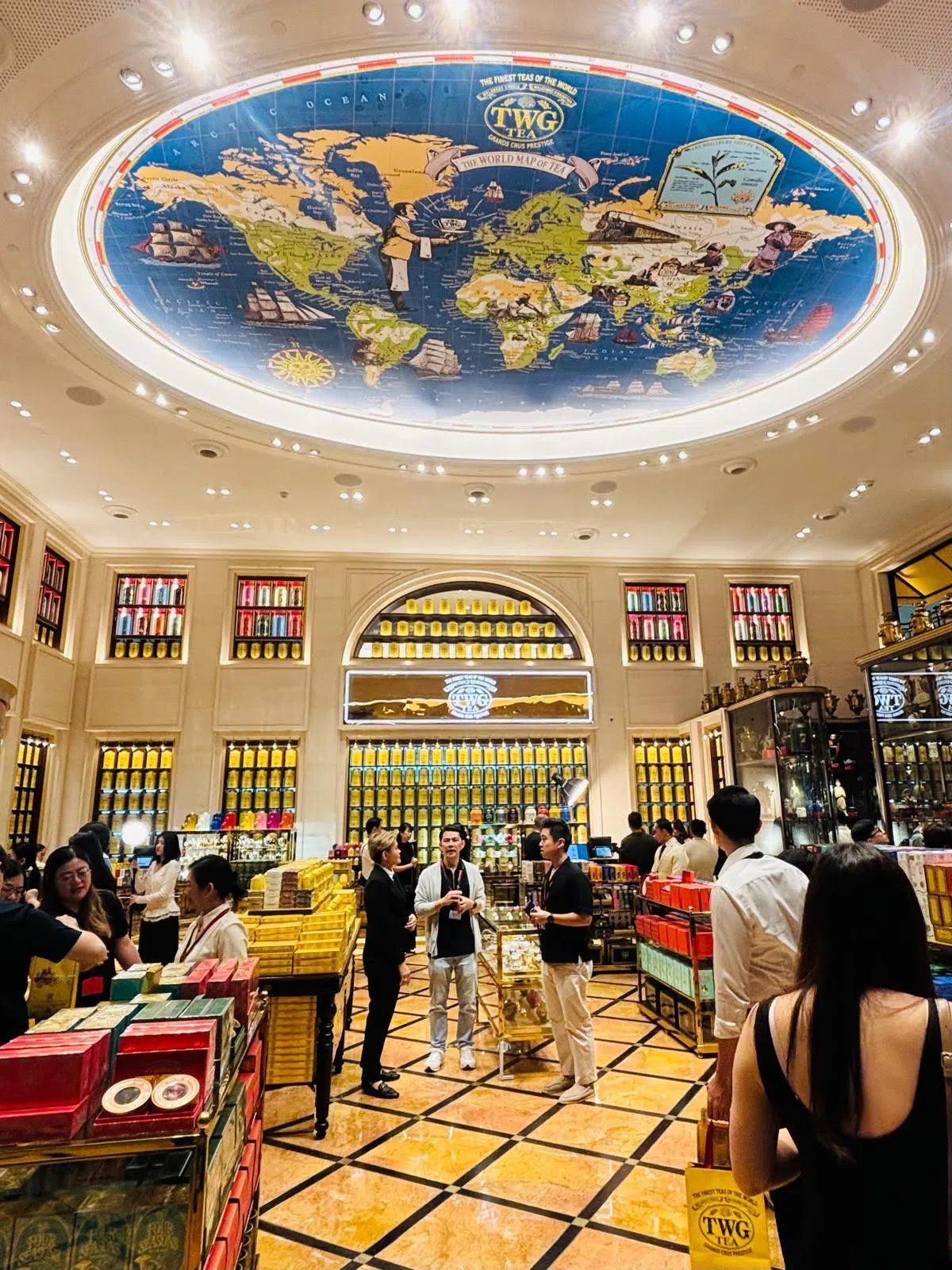 天花板一幅手绘茶叶环游世界的地图，以丰富的图案与色彩，呼应TWG Tea从世界各地寻找茶叶的品牌故事。（李可爱摄）