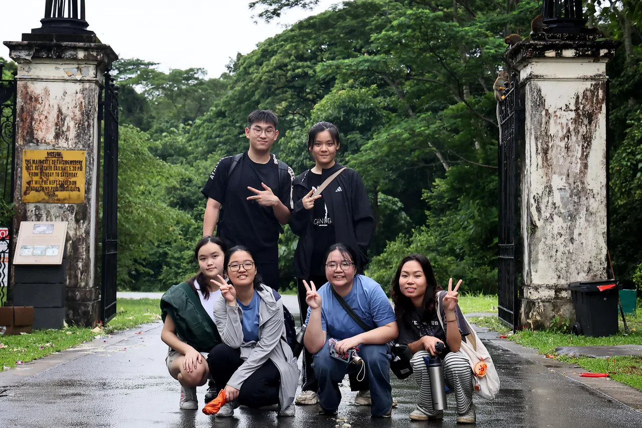 第八代字食族成员一同参与活动，第二排左起：杨培铎与李画扬。第一排左起：彭怡茜、陈思洁、高静娴与黄信谊。（龙国雄摄）