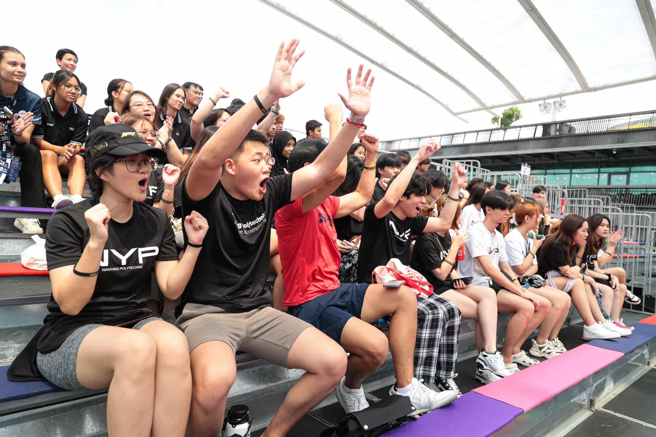 参与学习之旅的南洋理工学院学生，有机会在国际篮联三人篮球亚洲杯2024年的现场观赏其中一场比赛。（李冠卫摄）