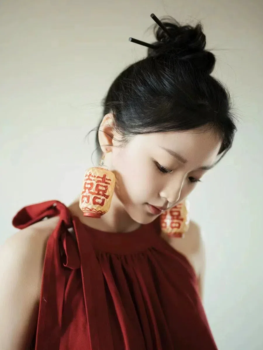 一对灯笼挂在耳上，是新潮还是怪异？（取自淘宝）