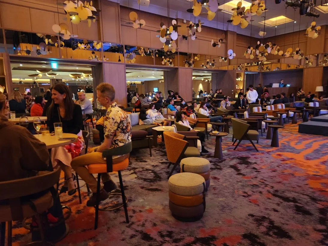 度假村二楼是一个开放的共享空间，住客可在这里休息、吃饭，或与他人交流。（李政辉摄）