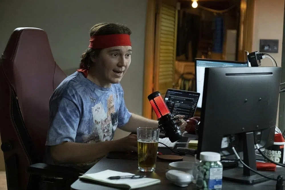 保罗达诺在《笨钱效应》饰演创造奇迹的网民“咆哮小猫”。（互联网）