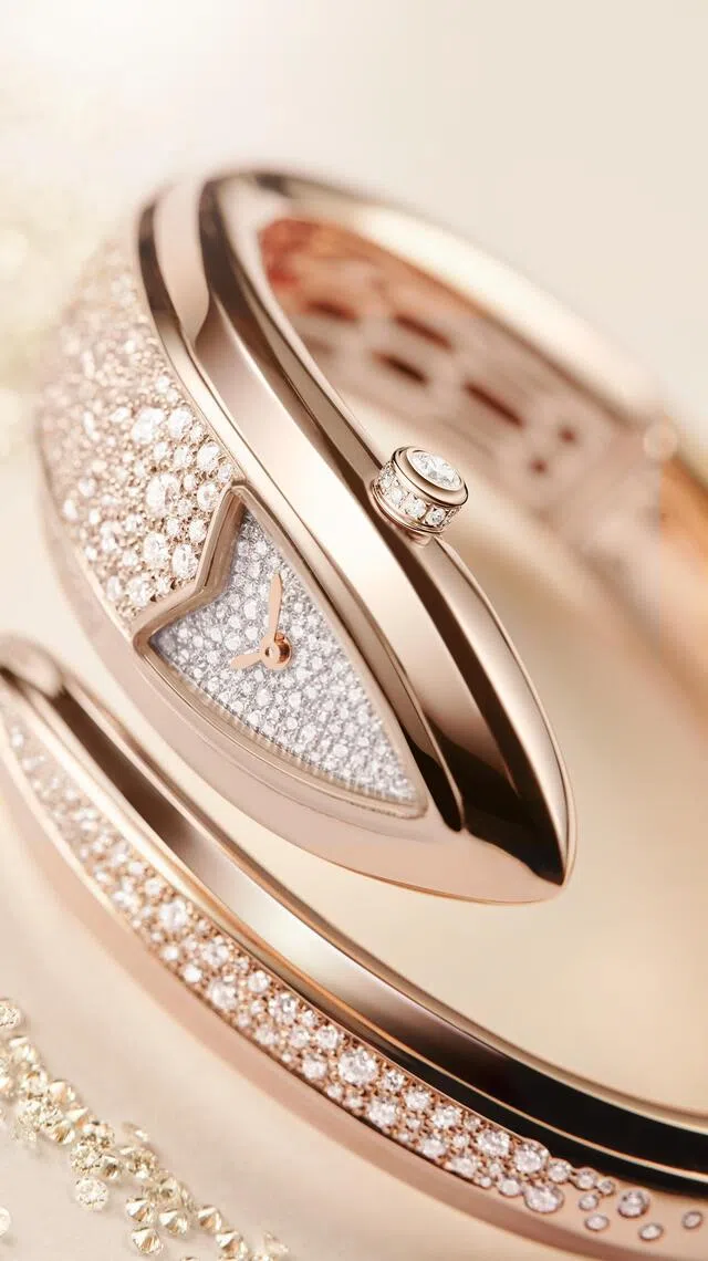 Serpenti Aeterna系列手镯式造型贴合腕间，宛若一条抽象化的灵蛇。（宝格丽提供）