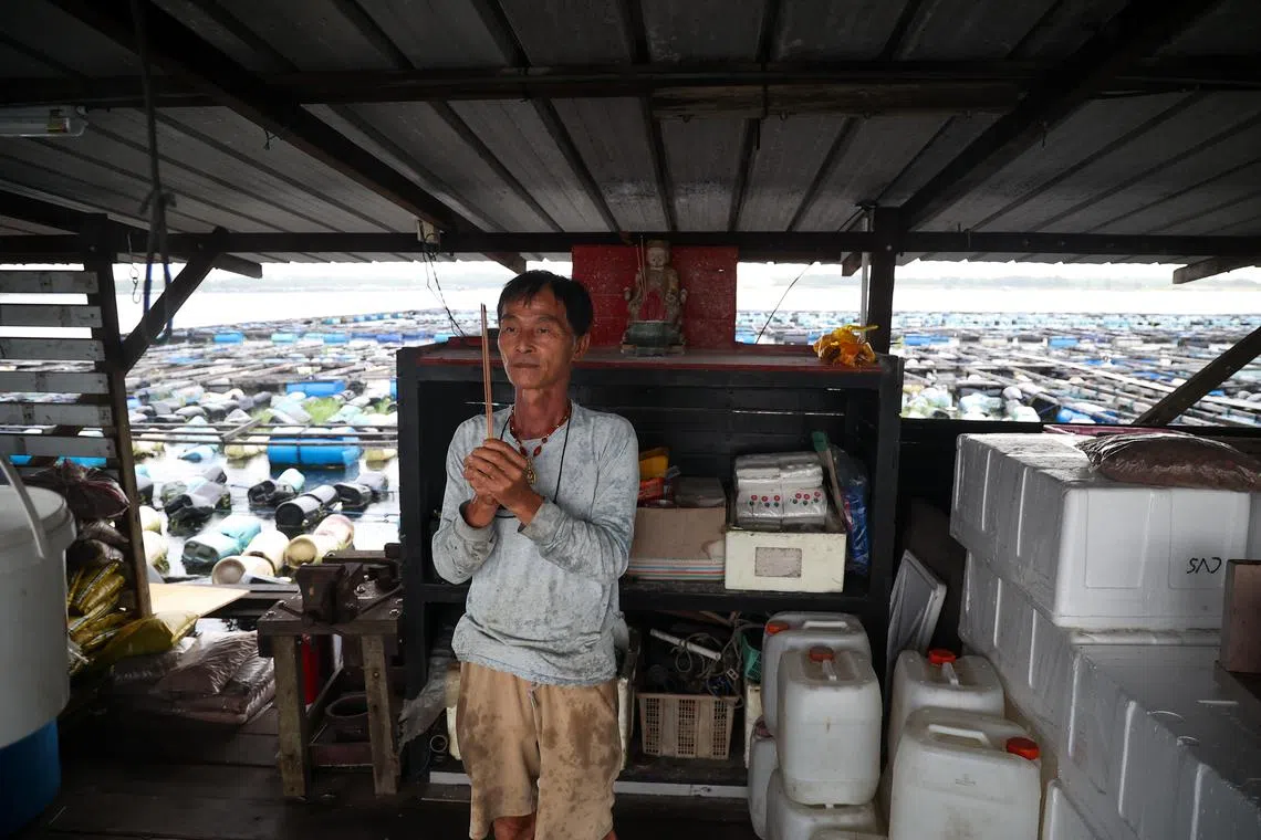 林鑫源说这一行靠天吃饭，无论渔场还是家里都摆着不少神像，希望给他带来好运，躲过灾难。（关俊威摄）