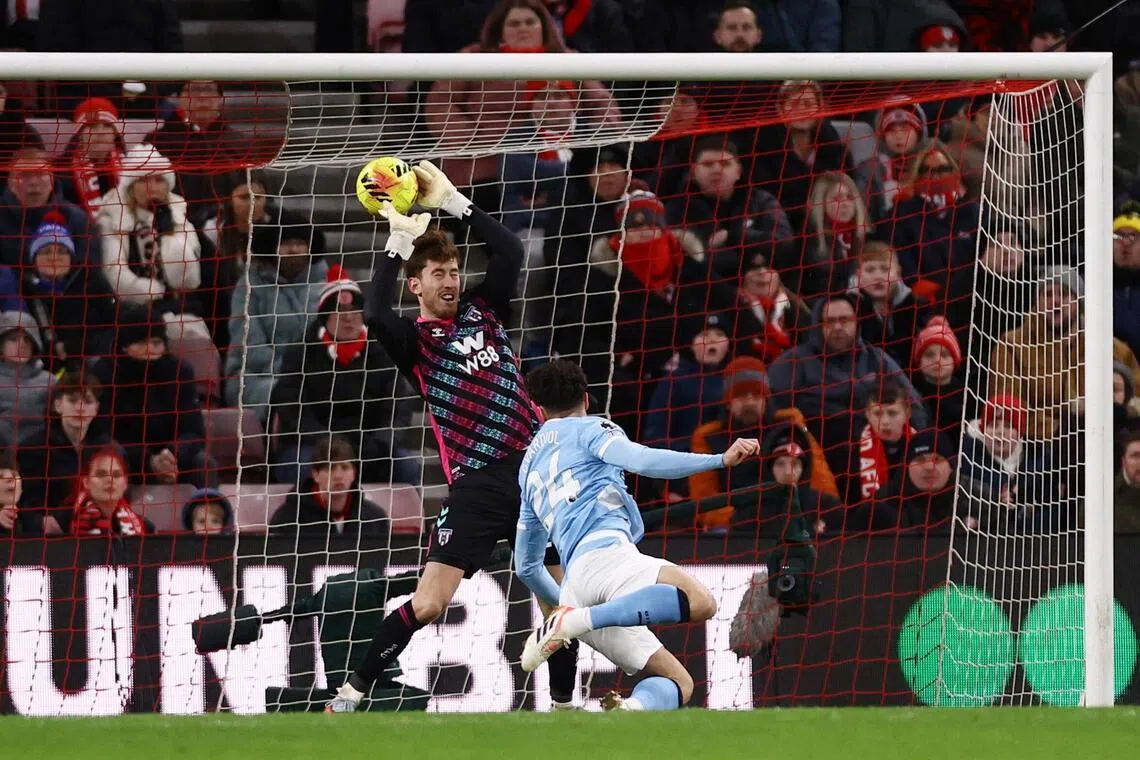 格瓦迪奥尔（浅蓝衣）的门前头球被反应神速的鲁夫斯救出。（路透社）