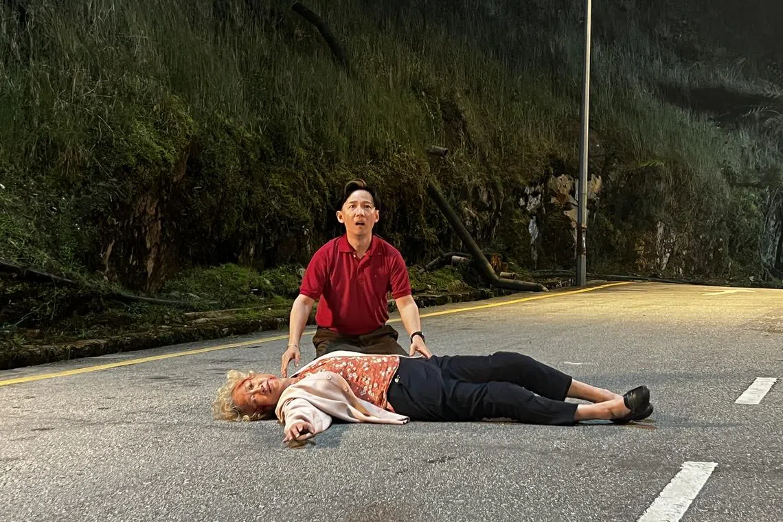 阿牛和洪慧芳在片中饰演母子，他穿越时空拯救遇车祸的母亲。（mm2提供）