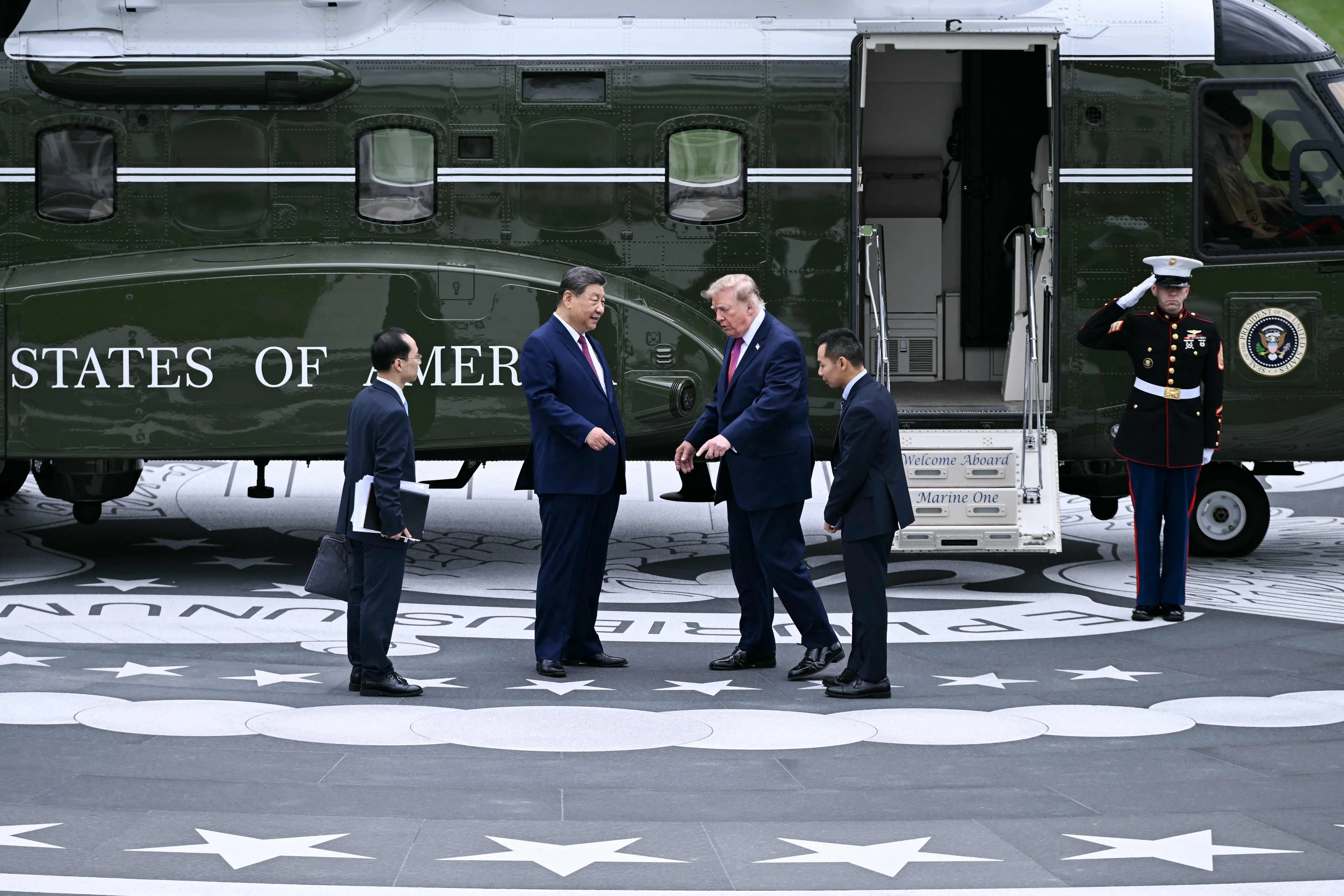 中美领导人双方会晤结束后，美国总统特朗普（左三）向中国国家主席习近平（左二）展示白宫南草坪上的新直升机停机坪，并带习近平登上直升机参观。（法新社）