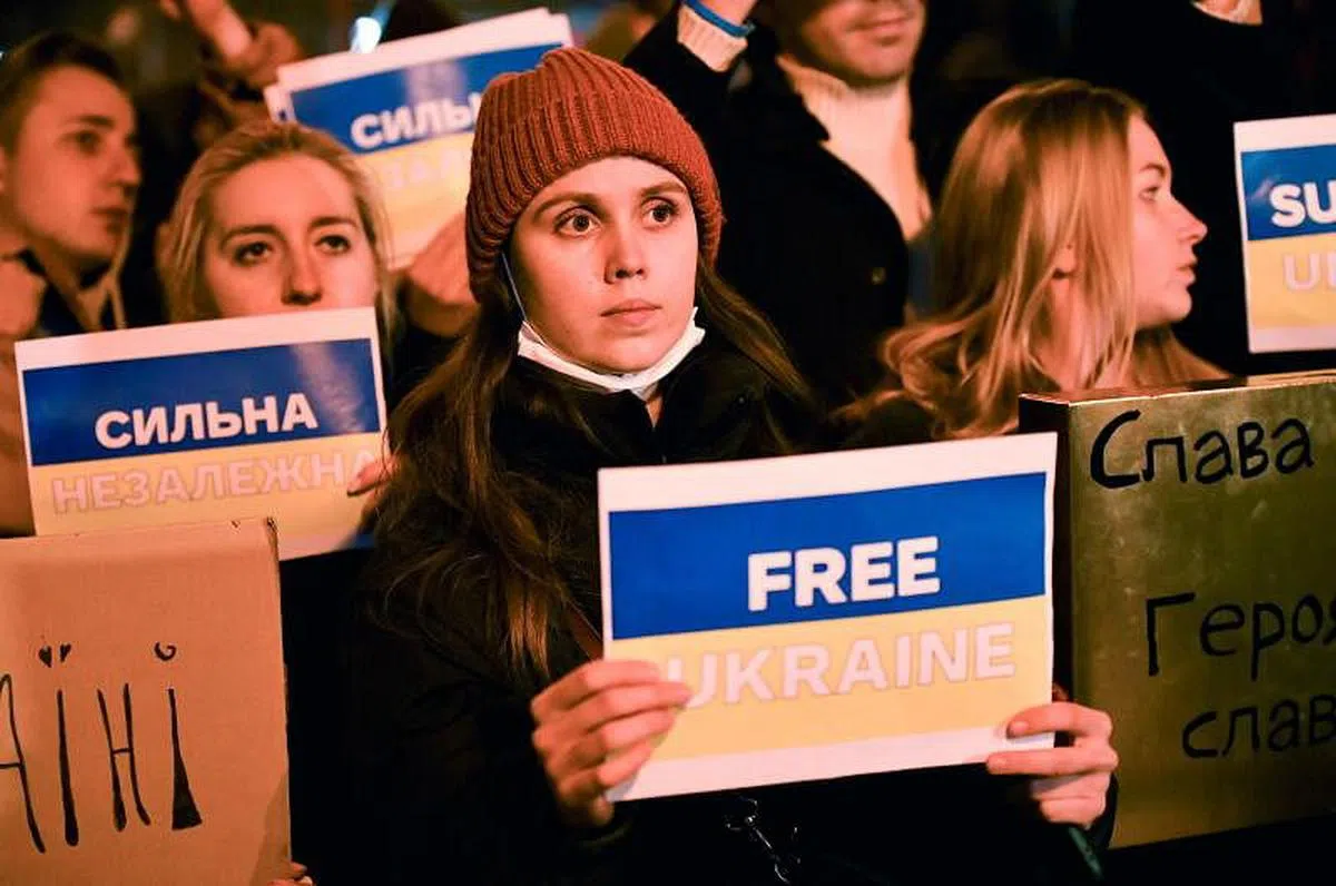 在匈牙利布达佩斯，人们也在2月24日举行示威，抗议俄罗斯入侵乌克兰。（路透社）