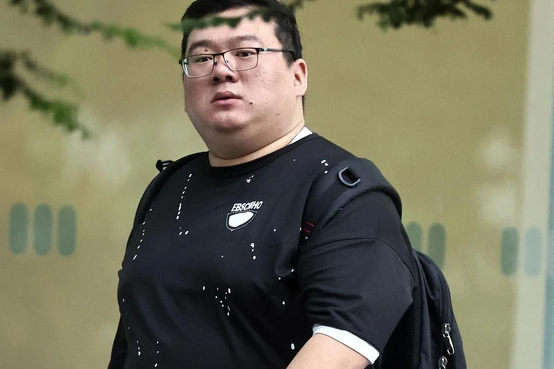 35岁的邱启良面对两项伪造文件的控状，案件展期至6月6日过堂。（海峡时报）