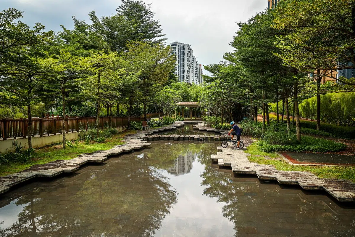 小公园也有供小朋友嬉戏的小水塘，阳光下特别好看。（摄影 / 叶振忠）