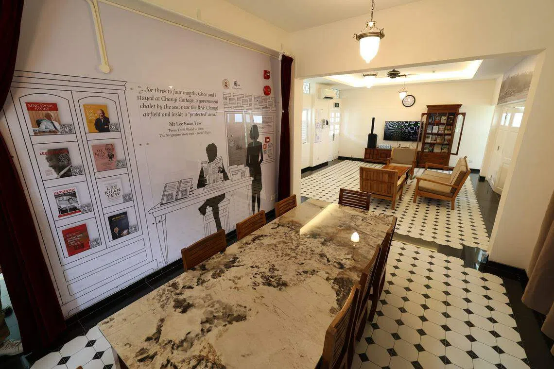 配合李光耀百岁冥诞，小屋内增设了关于李光耀的书籍以及可获取有关建国总理多媒体资料的新展示板，让住户宛如回到当年情景，感受故人的心路历程。（何家俊摄）