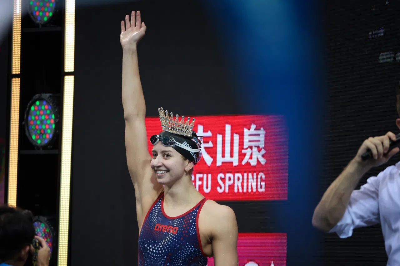 美国泳手凯特不仅连续三站赛事夺冠，还在女子200米蛙泳打破自己不久前缔造的世界纪录。（张俊杰摄）