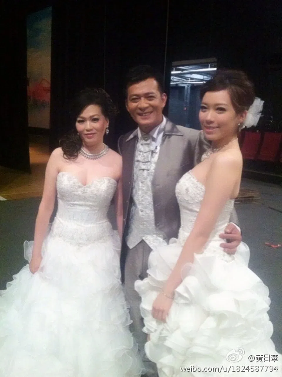 黄日华（中）与梁洁华（左）育有女儿黄芷晴。（取自黄日华微博）
