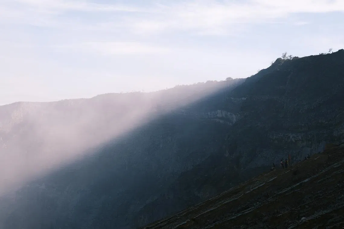 第一缕阳光照射进火山口。（钟俊鸿摄）