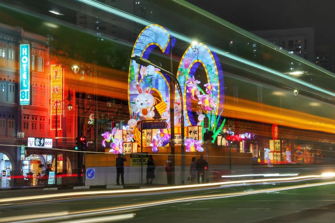 牛车水灯饰主视觉高达8米，映衬新加坡的夜景。（郑一鸣摄）