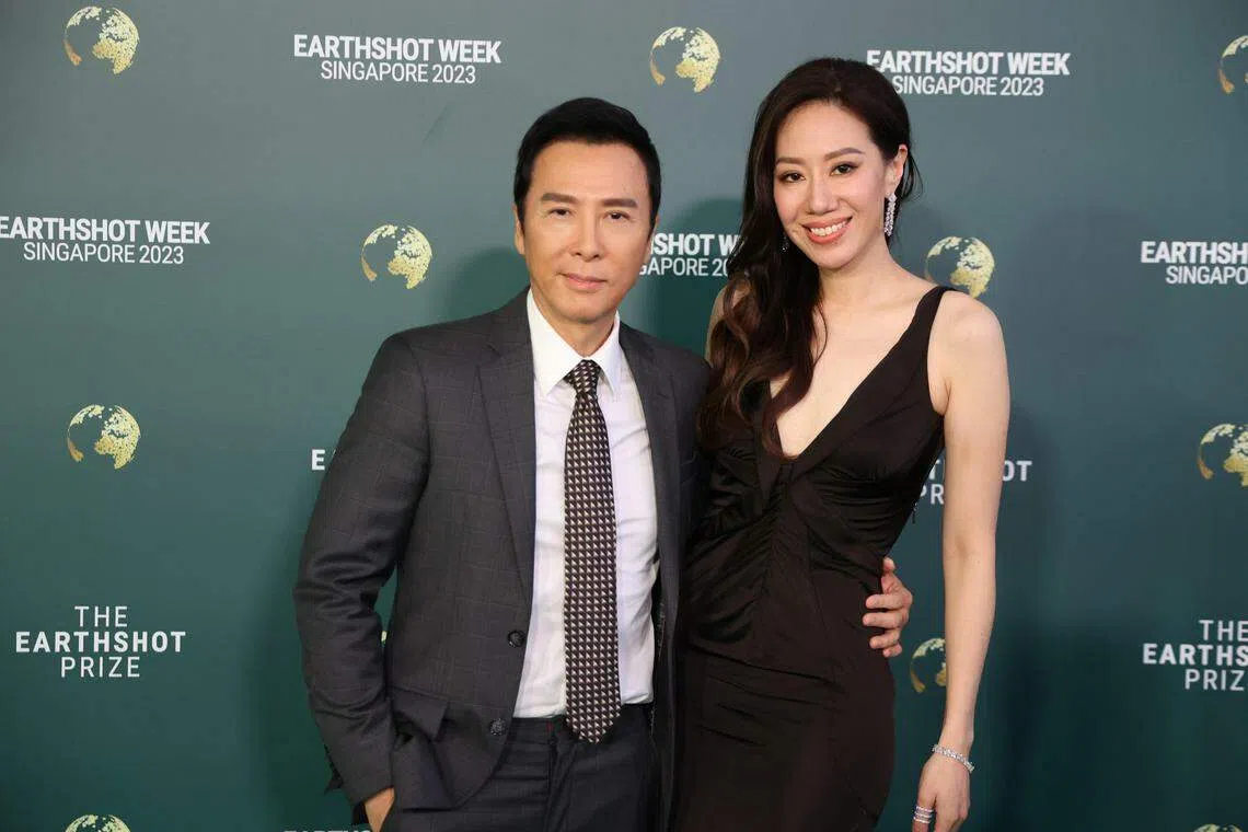 香港艺人甄子丹（左）偕妻子汪诗诗出席在我国举办的“为地球奋斗”环境奖颁奖典礼。（梁麒麟摄）