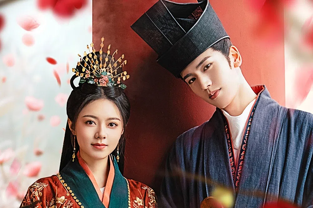 赵今麦（左）和张凌赫在《度华年》带着前世记忆重生之后决心改变命运。（互联网）