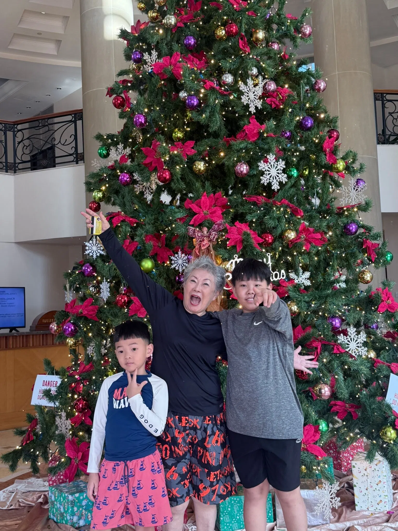 金银姬（中）的两个孙子转眼已11岁和7岁。（金银姬提供）