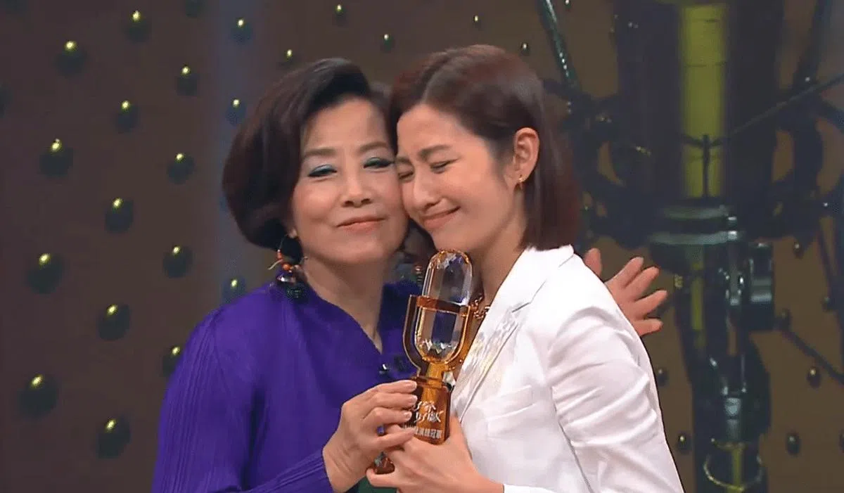 陈自瑶（右）获得演艺圈首个奖项，汪明荃祝贺。（互联网）