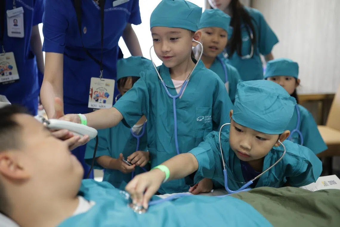 在护士的指导下，小医生们完成了对病人基本体征的检查。（伊丽莎白医院提供）