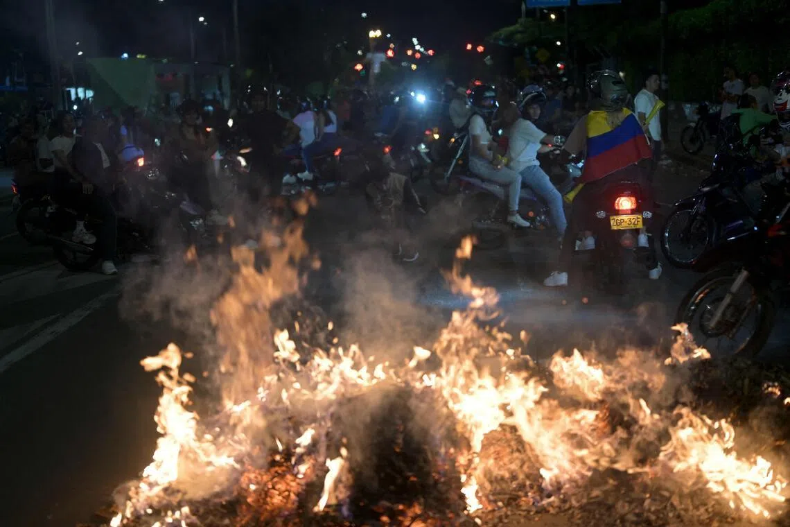 哥伦比亚左翼执政联盟“历史公约党”（Pacto Histórico）的支持者，星期天在卡利示威，抗议总统选举第二轮投票结果。（法新社）