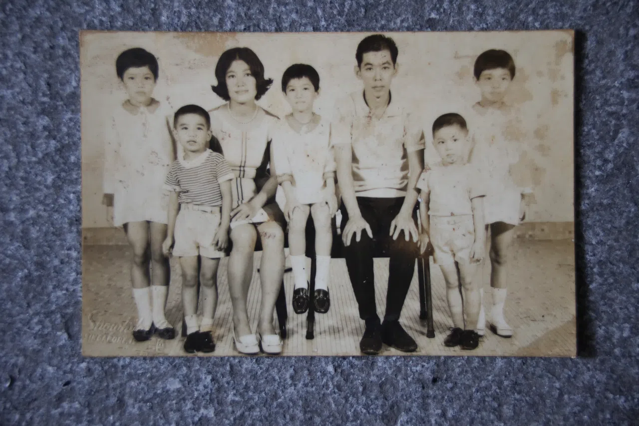 泛黄的照片，左三即年轻时的陈彩凤。（受访者提供）