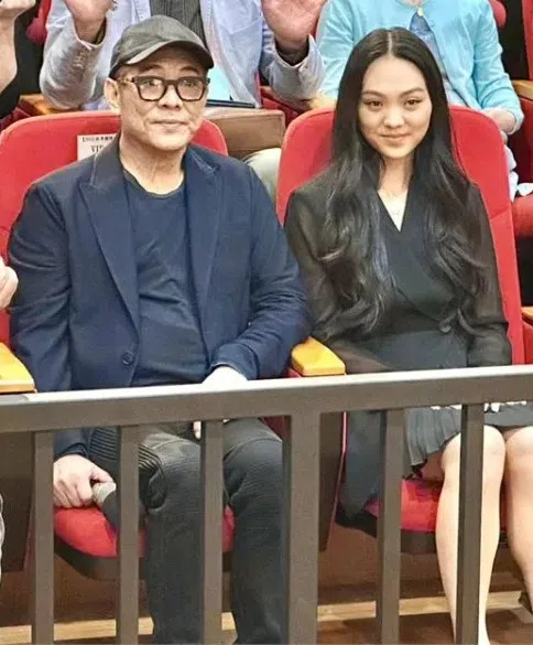 李连杰到台湾宣传新书，大女儿Jane随行。（互联网）