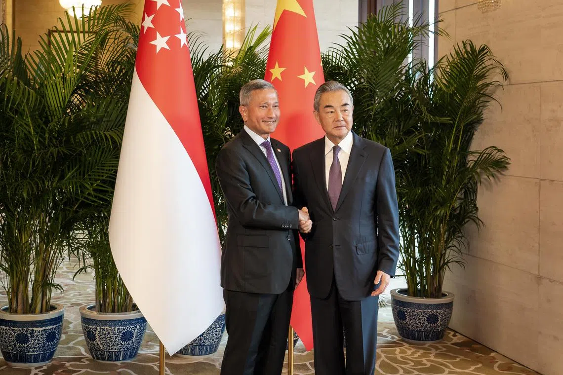 维文（左）与中共政治局委员兼中国外交部长王毅星期一（9月9日）在钓鱼台国宾馆举行会谈，两人在开场白中互以“好朋友、老朋友”称呼。（外交部提供）