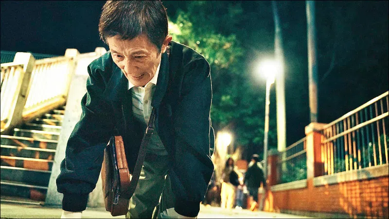 阿西在《模仿犯》为戏牺牲学狗爬，演出精湛。（互联网）