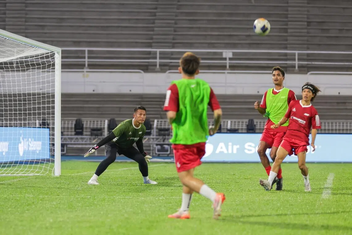 除了萨夫万（右二）外，41岁的门将哈山·桑尼（左一）也在雪兰莪苏丹杯新加坡挑选队阵容中。（新加坡足球总会提供）