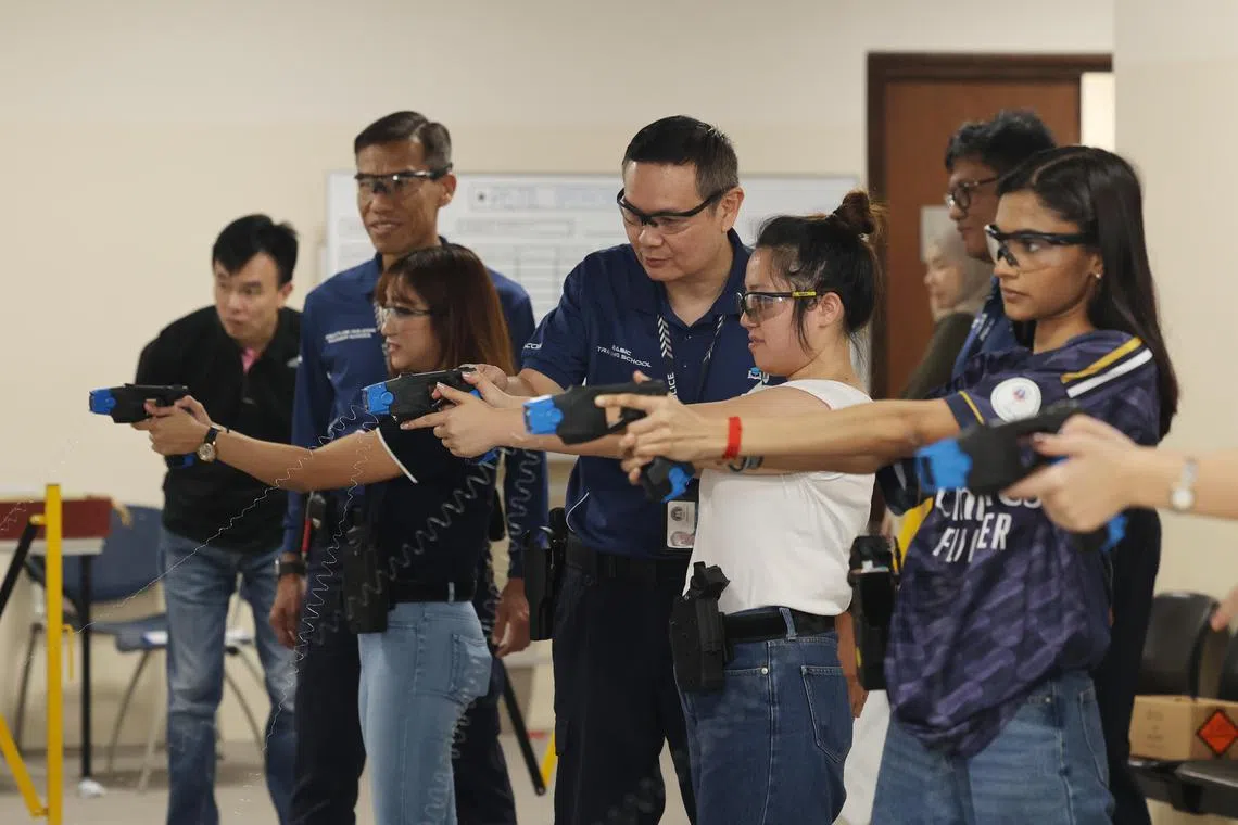 开枪训练是警员训练中关键的一环，要求极为严格。从快速拔枪射击到昏暗环境下的精准射击，每个环节都须熟练掌握。握枪的姿势、扳机的扣动方式、后座力的吸收，训练员对这些细节一次次打磨，确保警员在实战中既能精准应对，又能保障自身安全。（邬福梁摄）