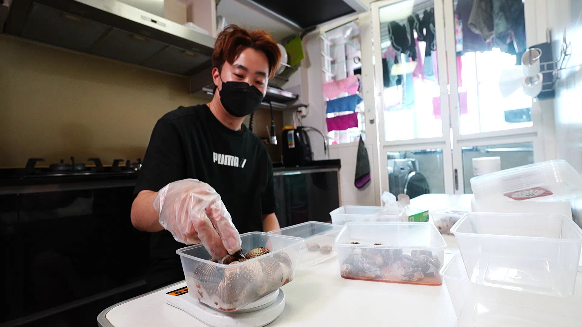 对林俊杰来说，处理和清洗血蚶具有疗愈作用。（视频截图）