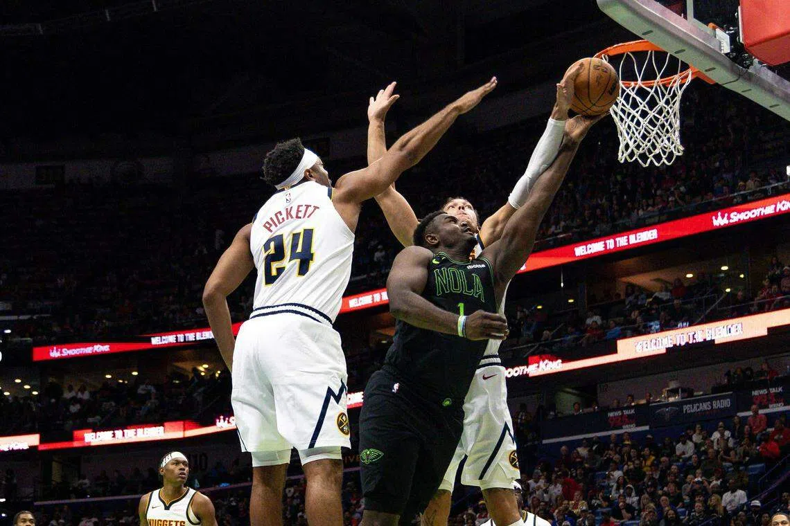 鹈鹕球星威廉姆森尝试突破对手包抄上篮。（路透社）