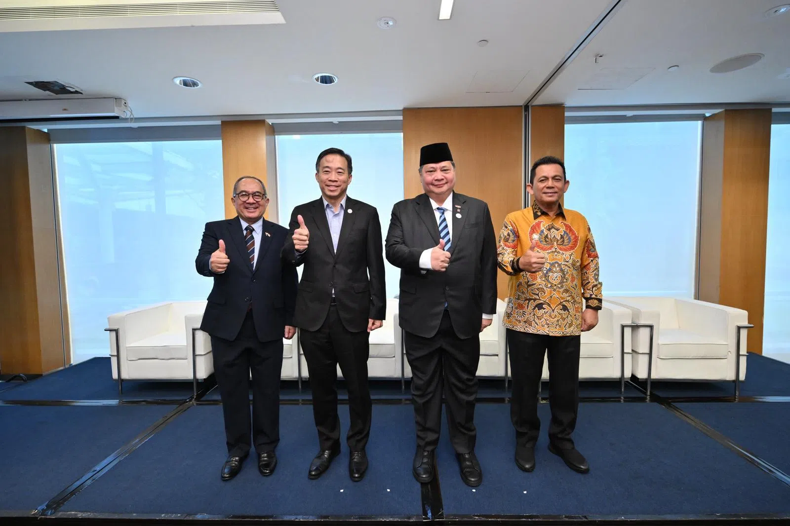 第二届“印尼峇淡、民丹与吉里汶（统称BBK地区三岛商业论坛）”星期二（11月18日）在新加坡新达城举行，印尼驻新加坡大使苏里奥（Suryo Pratomo，左一）、新加坡经济发展局主席方章文（左二）、印尼经济事务统筹部长艾尔朗加（Airlangga Hartarto，右二）、印尼廖内群岛省省长艾哈迈德（Ansar Ahmad，右一）出席论坛。