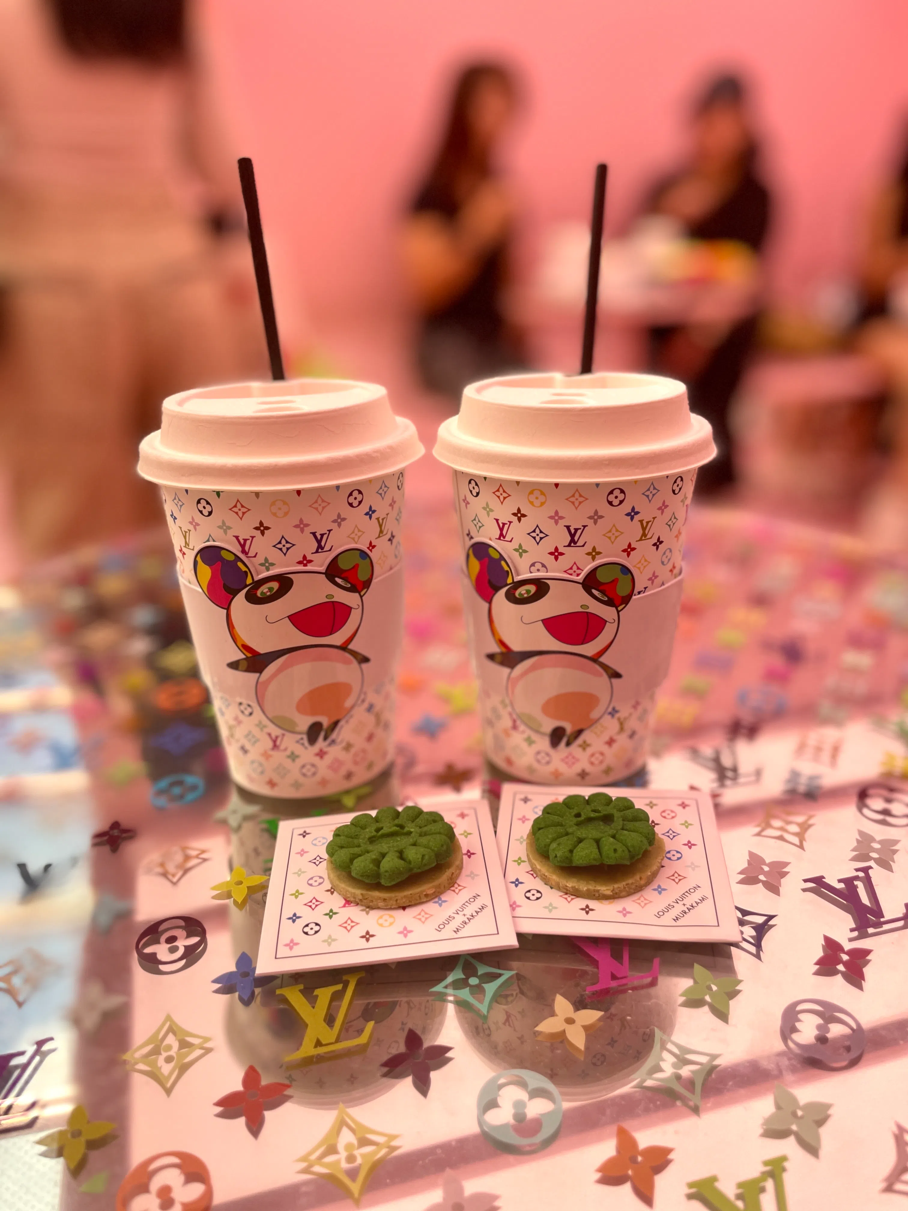 快闪店内咖啡座的即用即丢纸杯和餐具也是粉丝的收藏品！（林方伟摄）