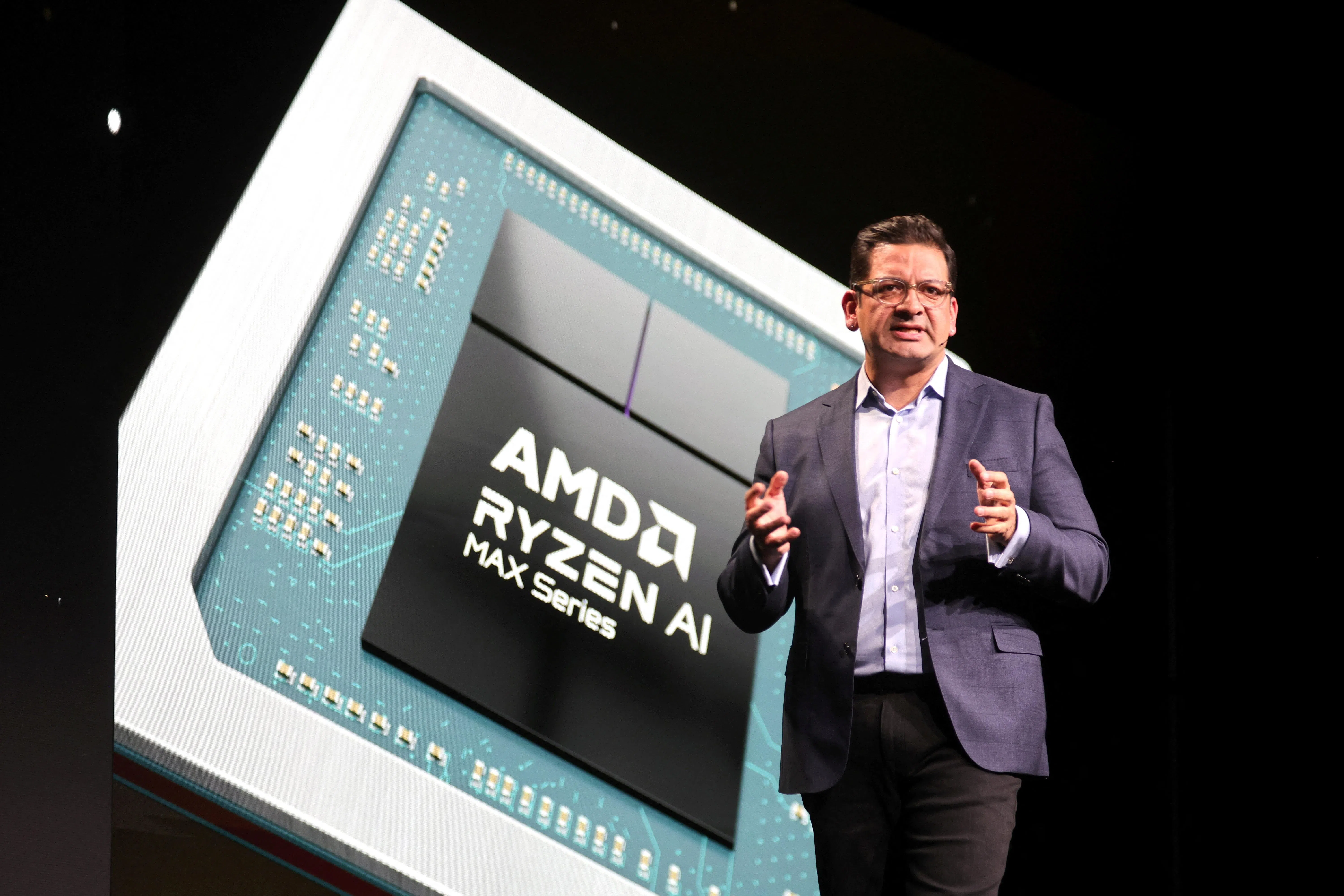 AMD高级副总裁兼客户业务部总经理蒂库（Rahul Tikoo）在2025年消费电子展上，谈论AMD的笔记本电脑Ryzen AI Max处理器。（路透社）