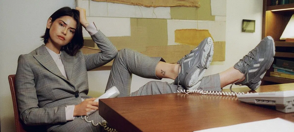 潮鞋能为西装中和掉过度严肃感。（取自hypebae.com）