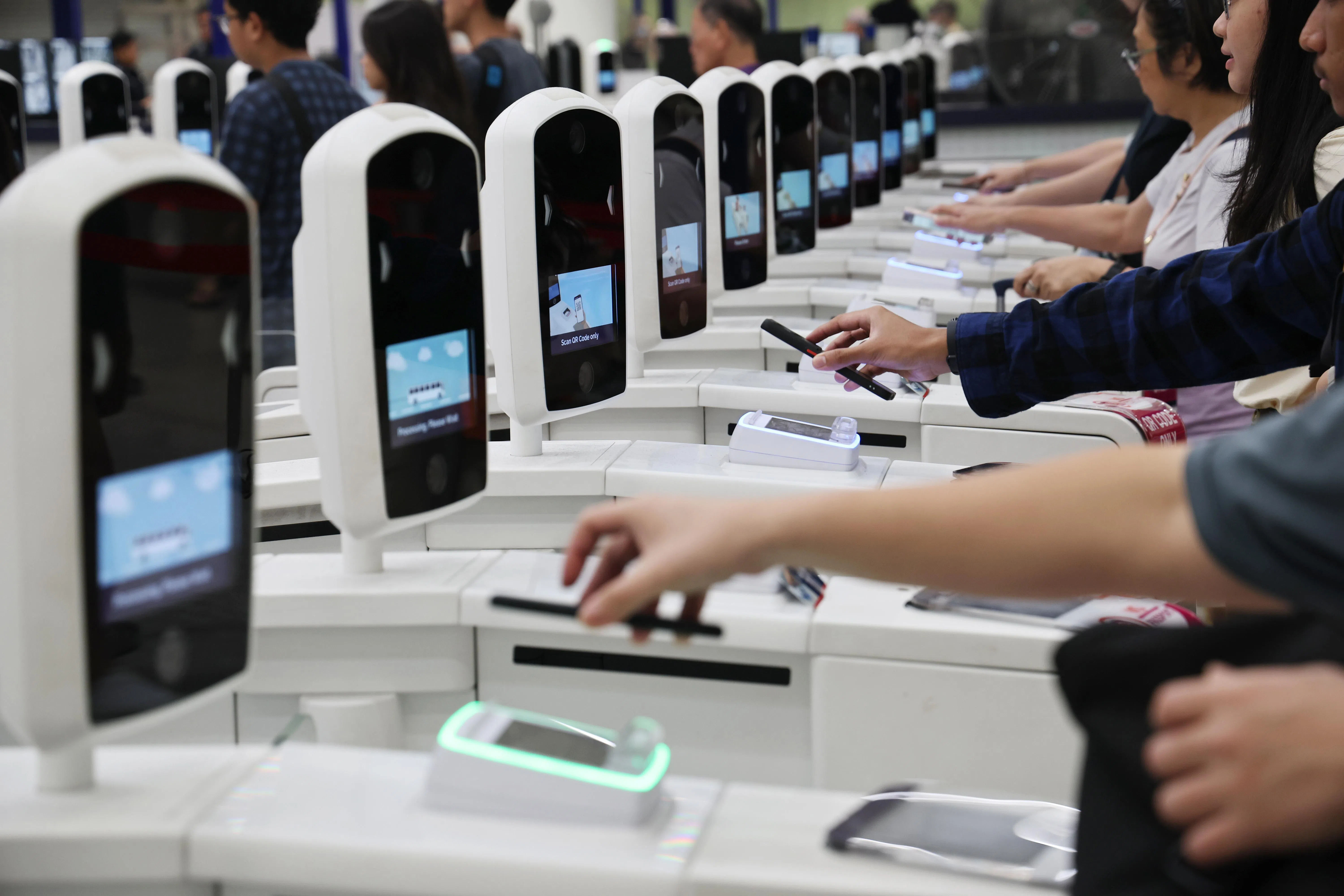 移民局从2025年1月全面落实陆路关卡QR码通关系统。（陈渊庄摄）