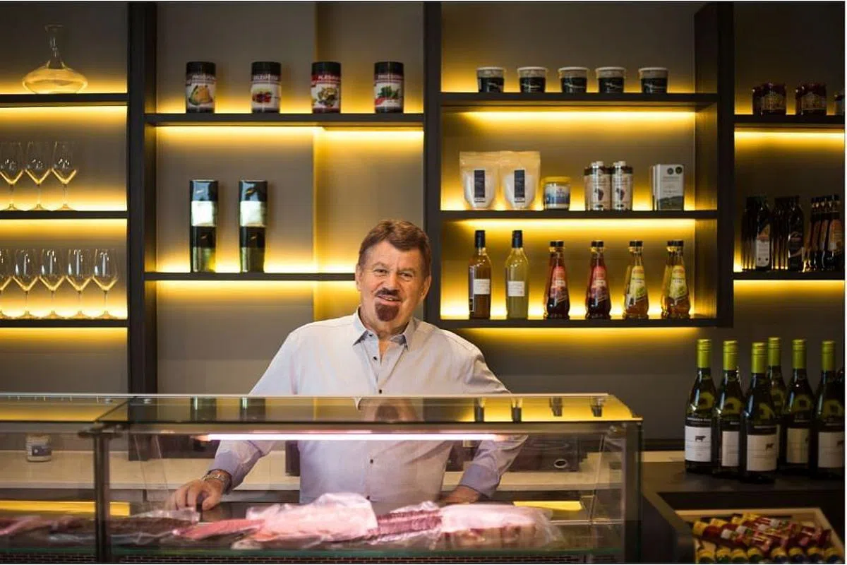 奥图·伟伯是本地餐饮界前辈。