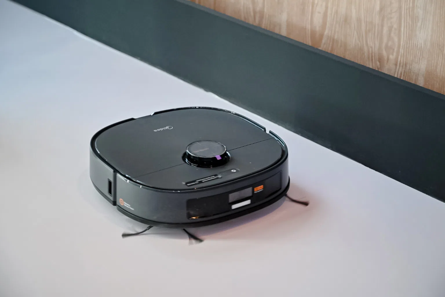 融入WashBot的扫拖机器人不必另外安置基座和水管，且操作便捷。（图/美的提供）