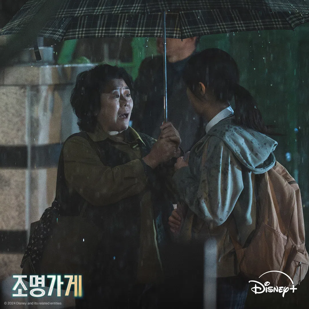 人气“妈妈”演员李姃垠（左）在剧中饰演的母亲很有感染力。（取自Disneypluskr IG）