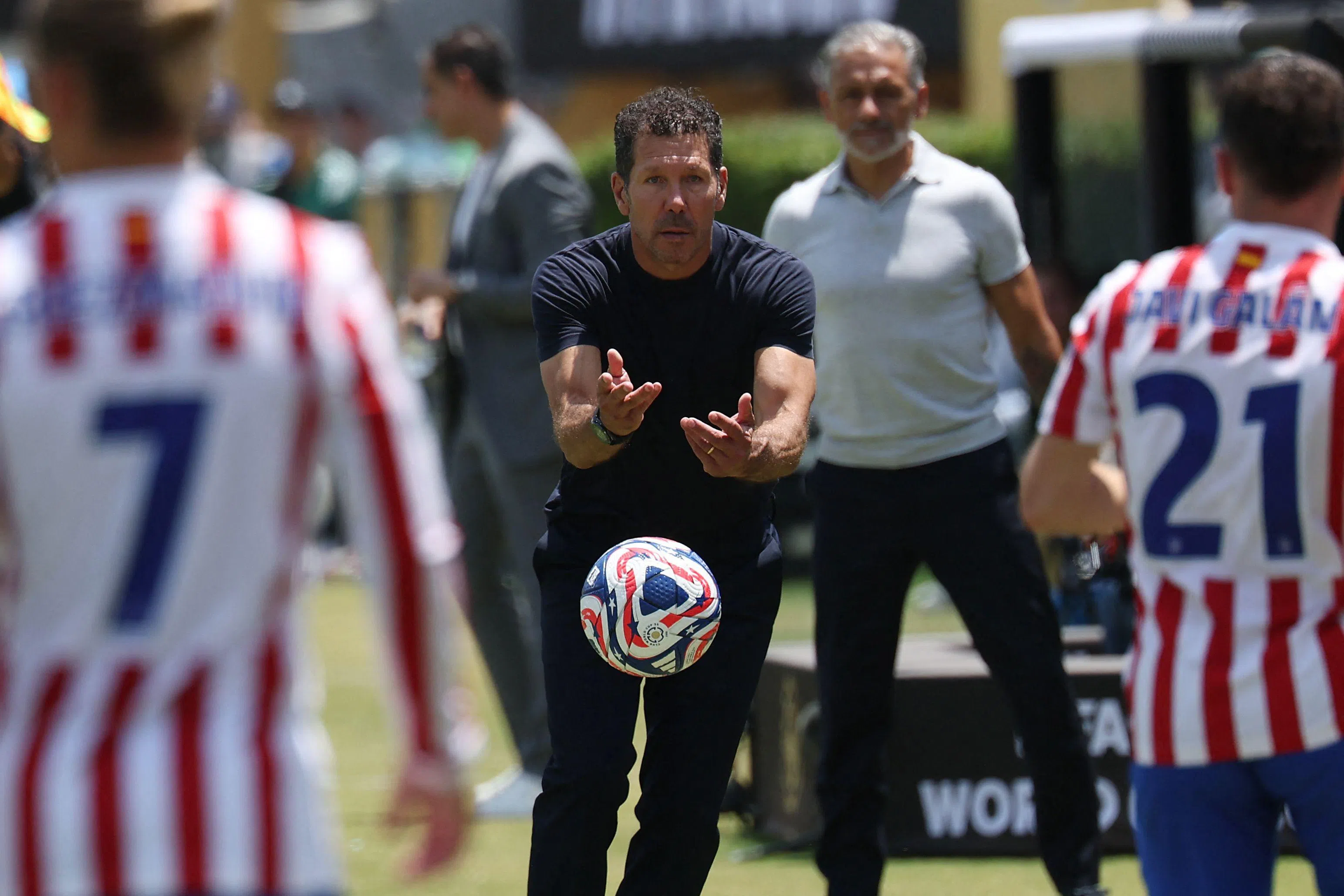 体马主帅西蒙尼（中）是欧洲薪资最高的主教练。他说，在对阵PSG的比赛，裁判的所有判罚都对体马不利。（法新社）