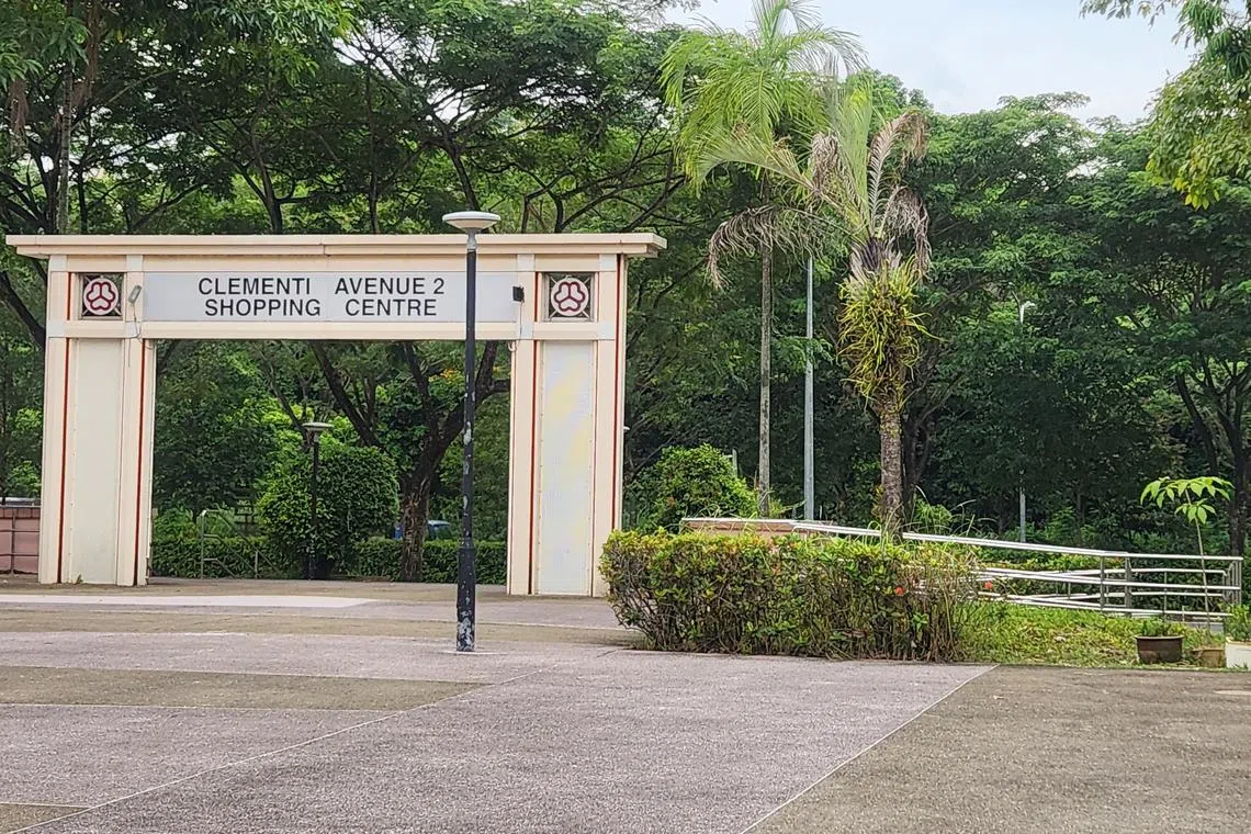 “金文泰2道购物中心”牌坊四周，不见大型冷气商场，只有组屋和邻里商店，极是有趣！（陈爱薇摄）