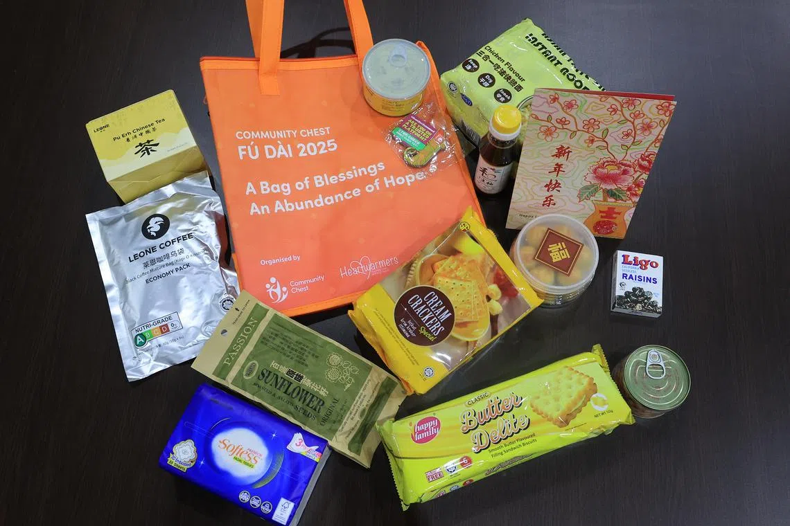 公益金福袋活动今年迈入第12个年头，星期六（1月18日）有超过1300名来自各企业和社区的志愿者协助包装和分发9000多个福袋，为有需要的年长者和家庭送上祝福。（唐家鸿摄）