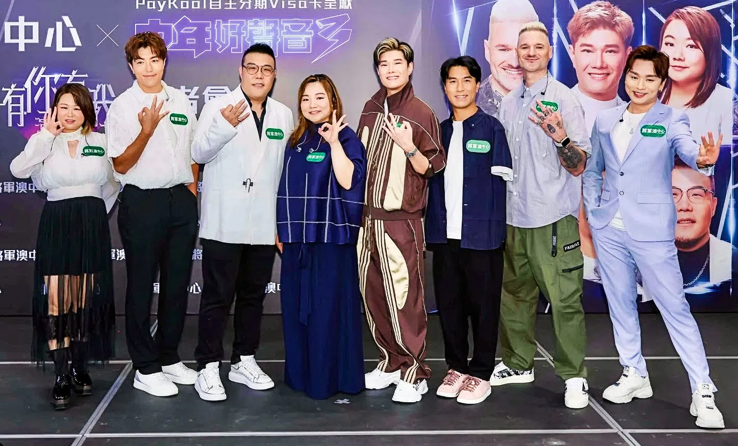 王郑浚仁（右一）为《中3》八强的香港演唱会做准备。图为他与另七强在香港出席活动。（取自艺人脸书）