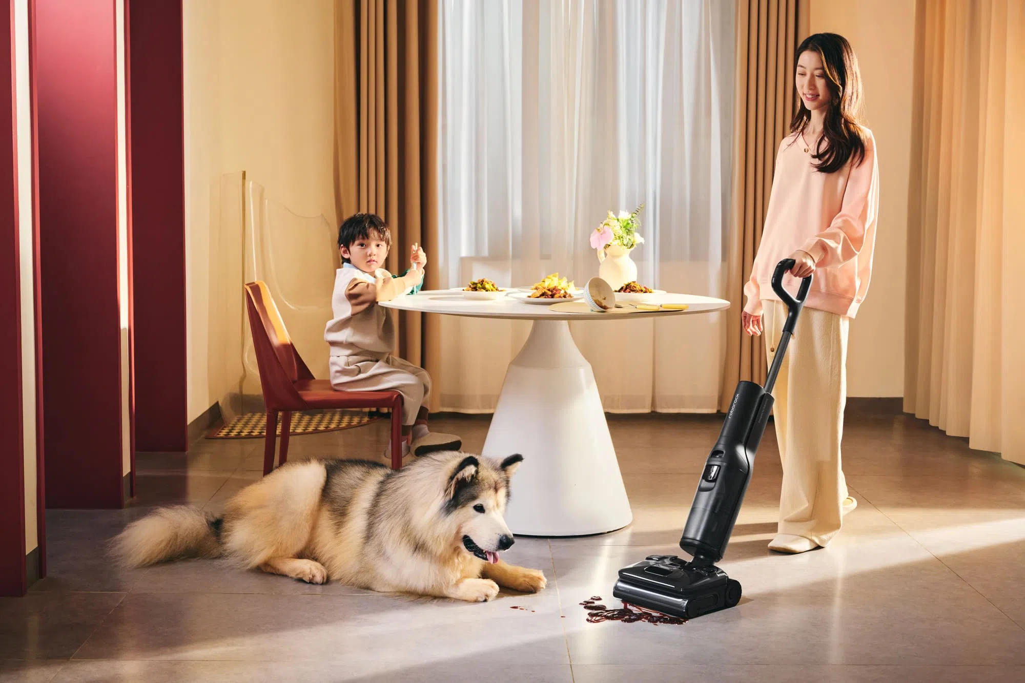 F25 Ultra手持智能洗地机可瞬间溶解油渍与顽固污垢，同时除菌率高达99.99%。（石头科技提供）