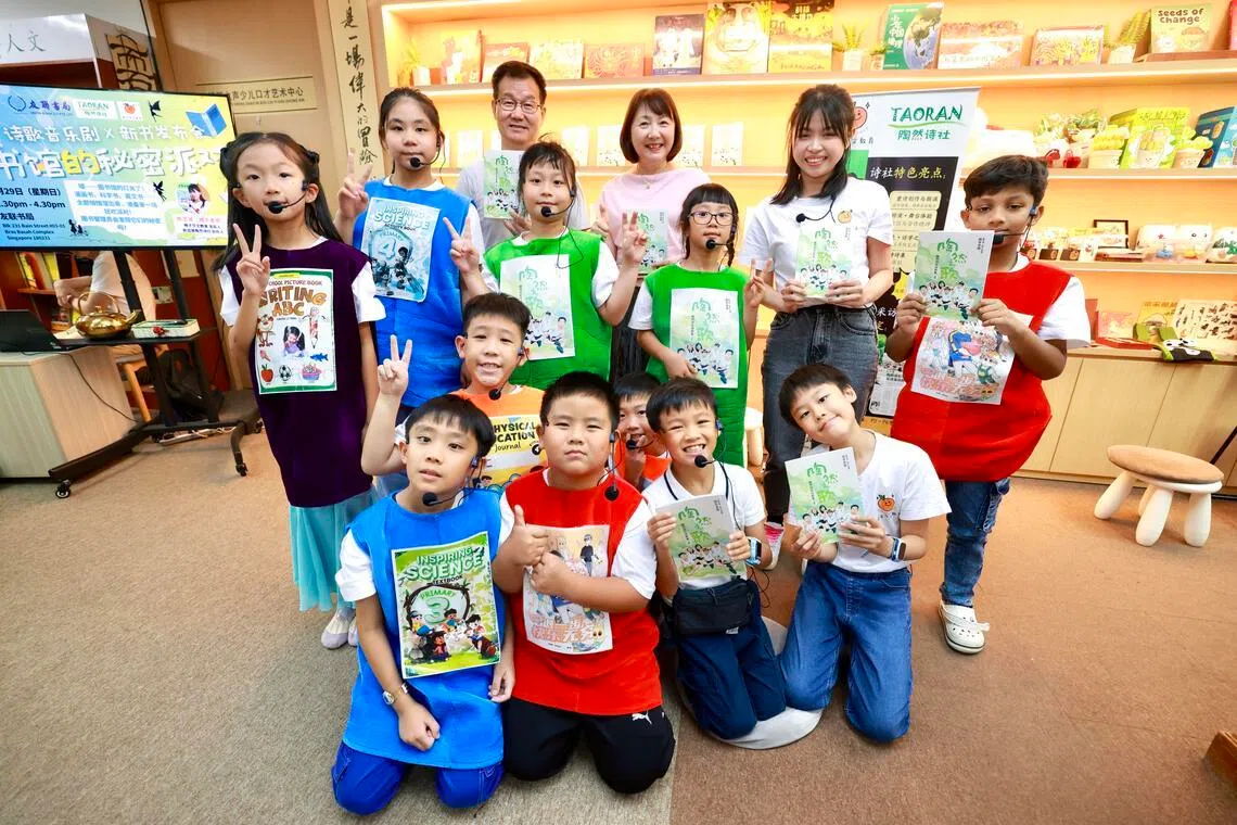 陶然诗社第一场新书发布会在友联书局举行，最后排为南洋理工大学华文教研中心客座教授南治国博士（左）和书店董事马晓敏，他们都关注下一代的华文教育。（陈斌勤摄）